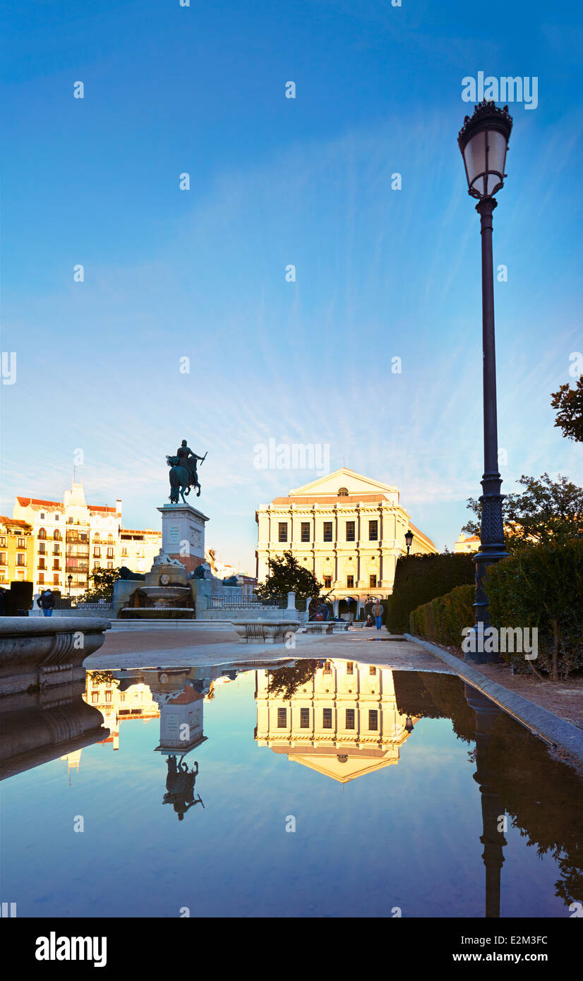 Opera house riflessa su una pozzanghera a Plaza Oriente. Madrid. Spagna Foto Stock