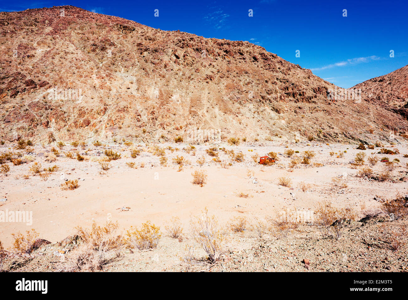 Molto vecchia auto rustico nella Valle della Morte deserto Foto Stock