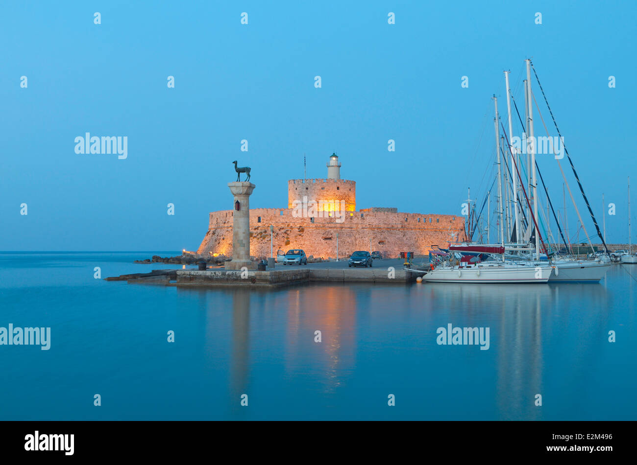 Saint Nikolaos fortezza e la statua del cervo presso l' isola di Rodi in Grecia Foto Stock