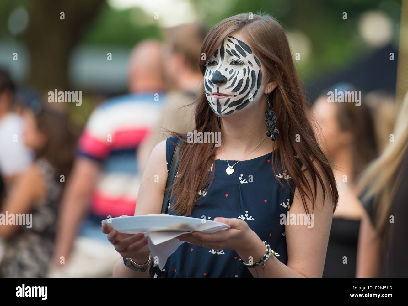 Lo Zoo di Londra Giugno 2014 l'evento serale. Signora indossando faccia animale vernice. Foto Stock
