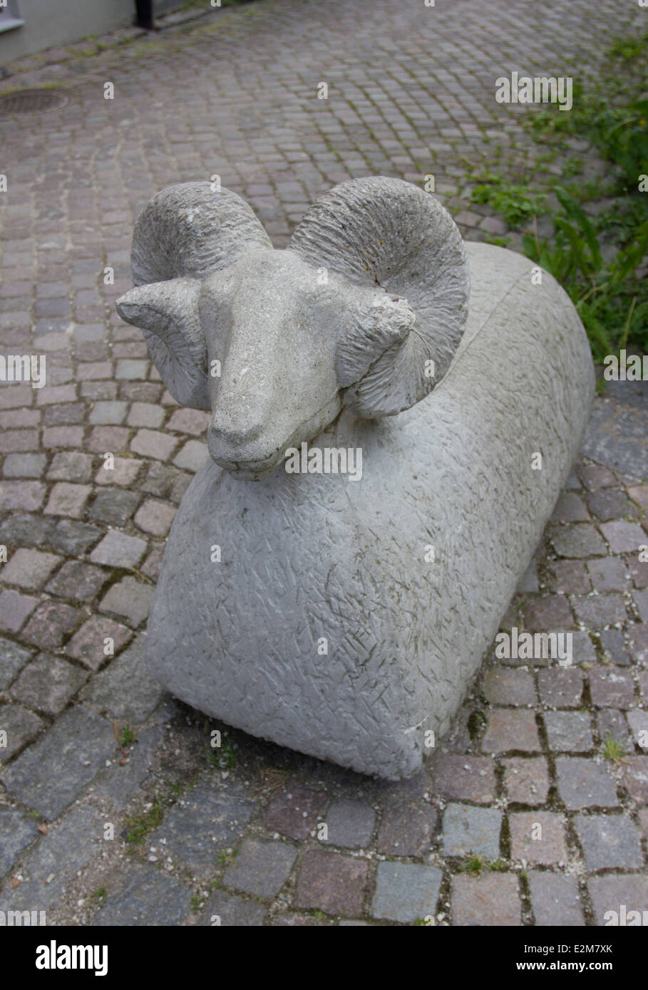 Un calcestruzzo bollard nella forma di una pecora a Visby, sull'isola di Gotland, Svezia, dall'artista Anders Årfelt Foto Stock