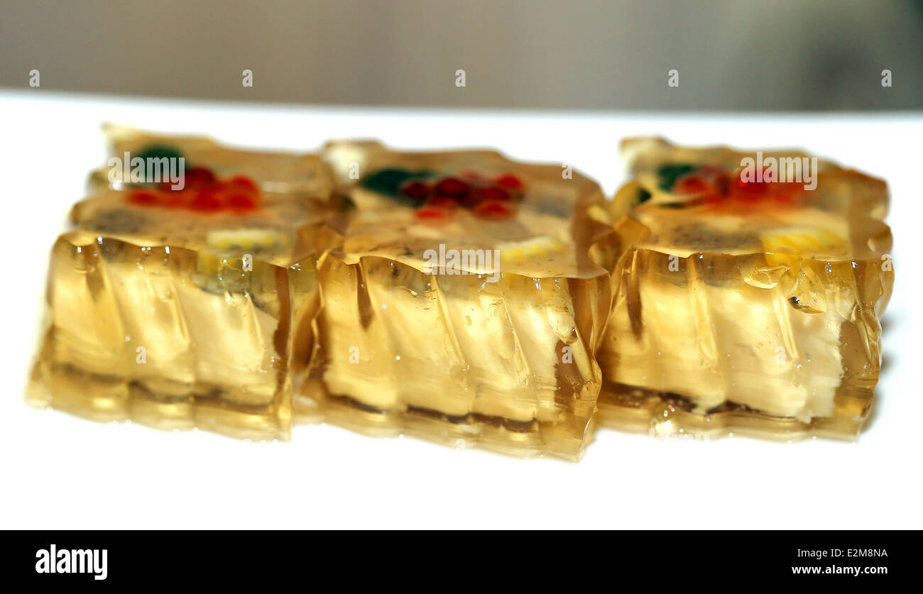 Luminose cibo gustoso pesce in aspic su uno sfondo luminoso Foto Stock