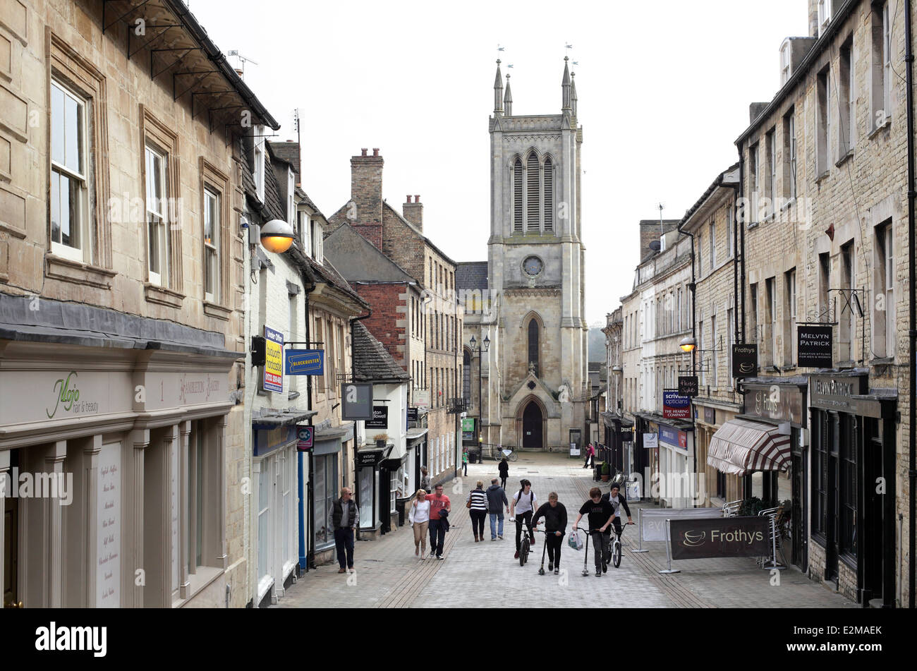 Ferro-monger Street, Stamford, Lincolnshire. Guardando verso la chiesa di San Michele. Foto Stock