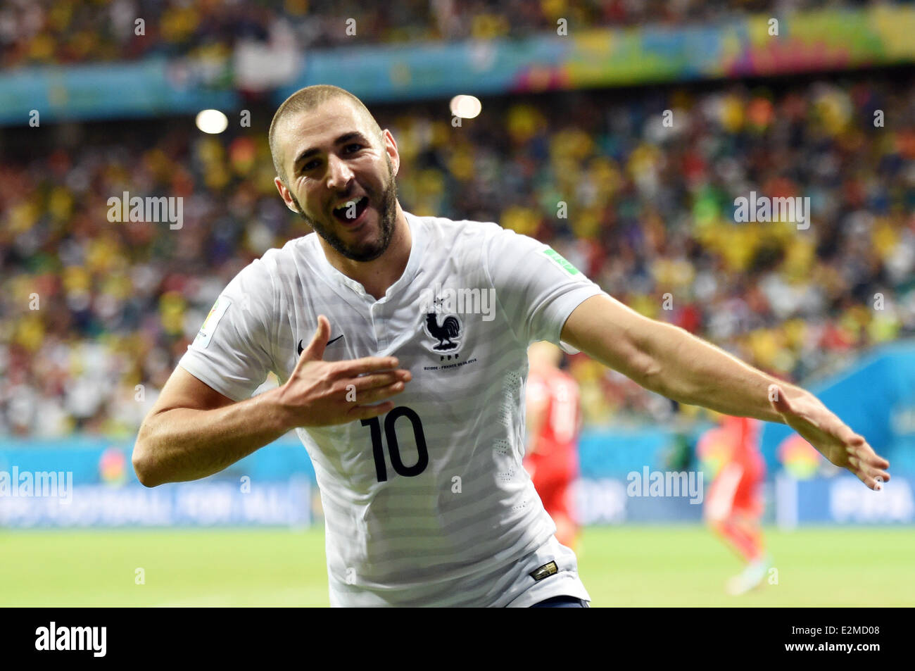 Karim Benzema di Francia celebra durante la Coppa del Mondo FIFA 2014 GRUPPO E turno preliminare match tra la Svizzera e la Francia all'Arena Fonte Nova Stadium di Salvador de Bahia, Brasile, 20 giugno 2014. Foto: Marius Becker/dpa Foto Stock