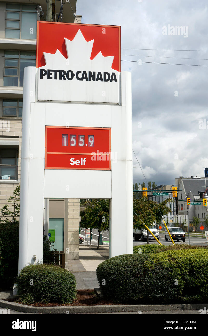 Segno a una Petro-Canada stazione di riempimento che mostra il prezzo del gas per litro, Vancouver, British Columbia, Canada Foto Stock