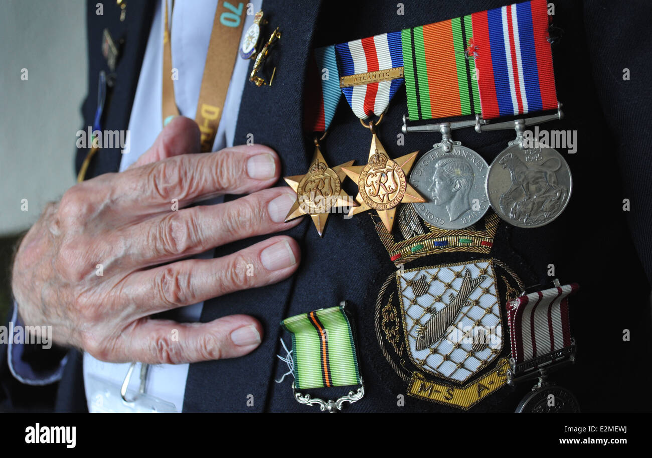 BRITISH WORLD WAR 2 veterano con servizio medaglie re soldati veterani Normandia pensioni servizio nazionale seniores WW2 SPIAGGE REGNO UNITO Foto Stock