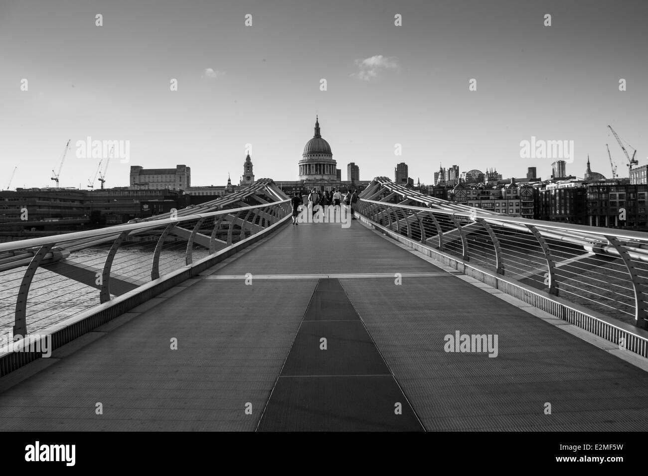 Millennium Bridge di Londra in bianco e nero Foto Stock