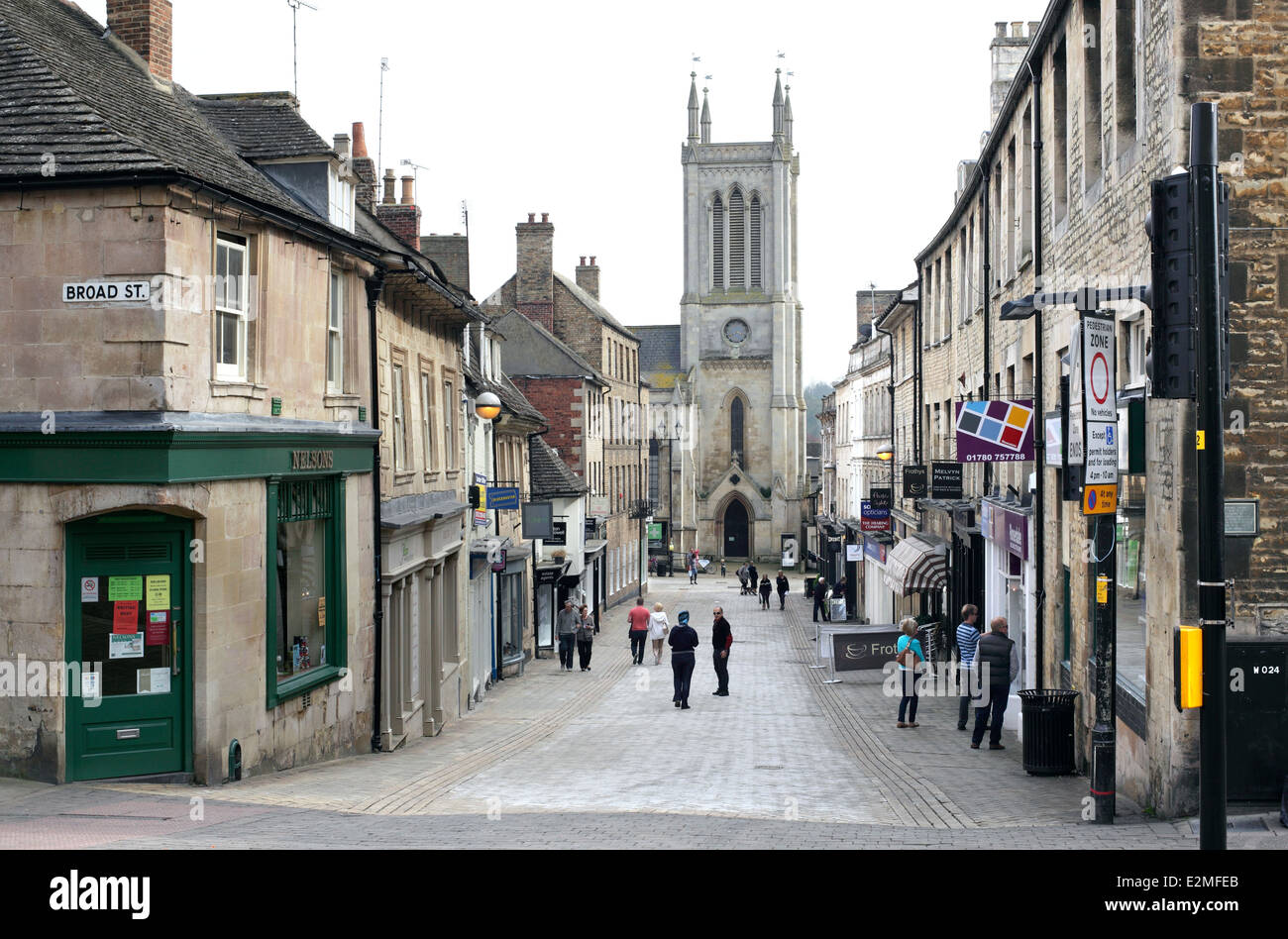 Ferro-monger Street, Stamford, Lincolnshire. Guardando verso la chiesa di San Michele. Foto Stock