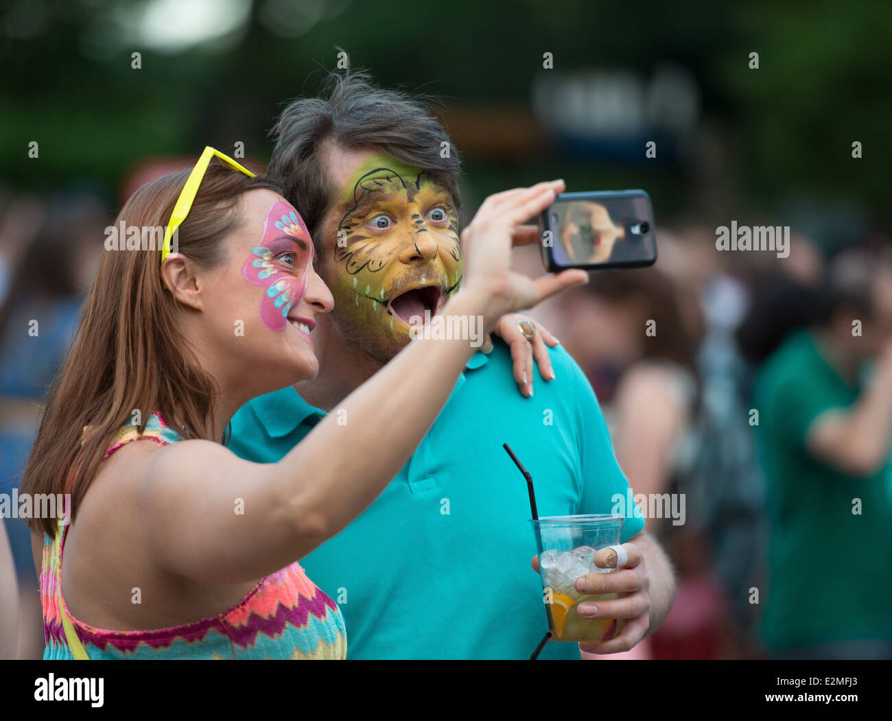 Lo Zoo di Londra Giugno 2014 l'evento serale. Persone che indossano animale vernice faccia tenendo un selfie. Foto Stock