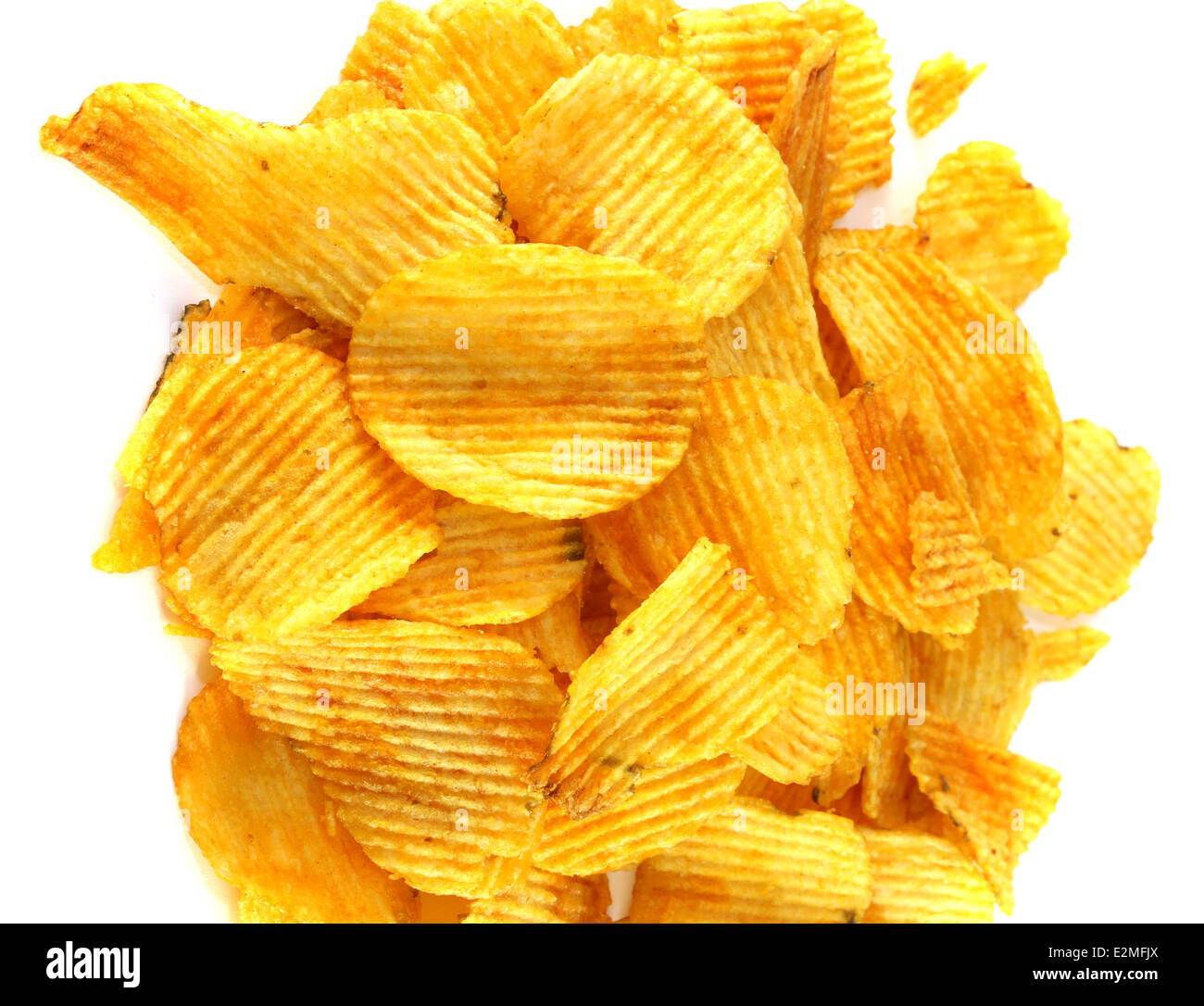 Giallo potato chips su sfondo bianco Foto Stock