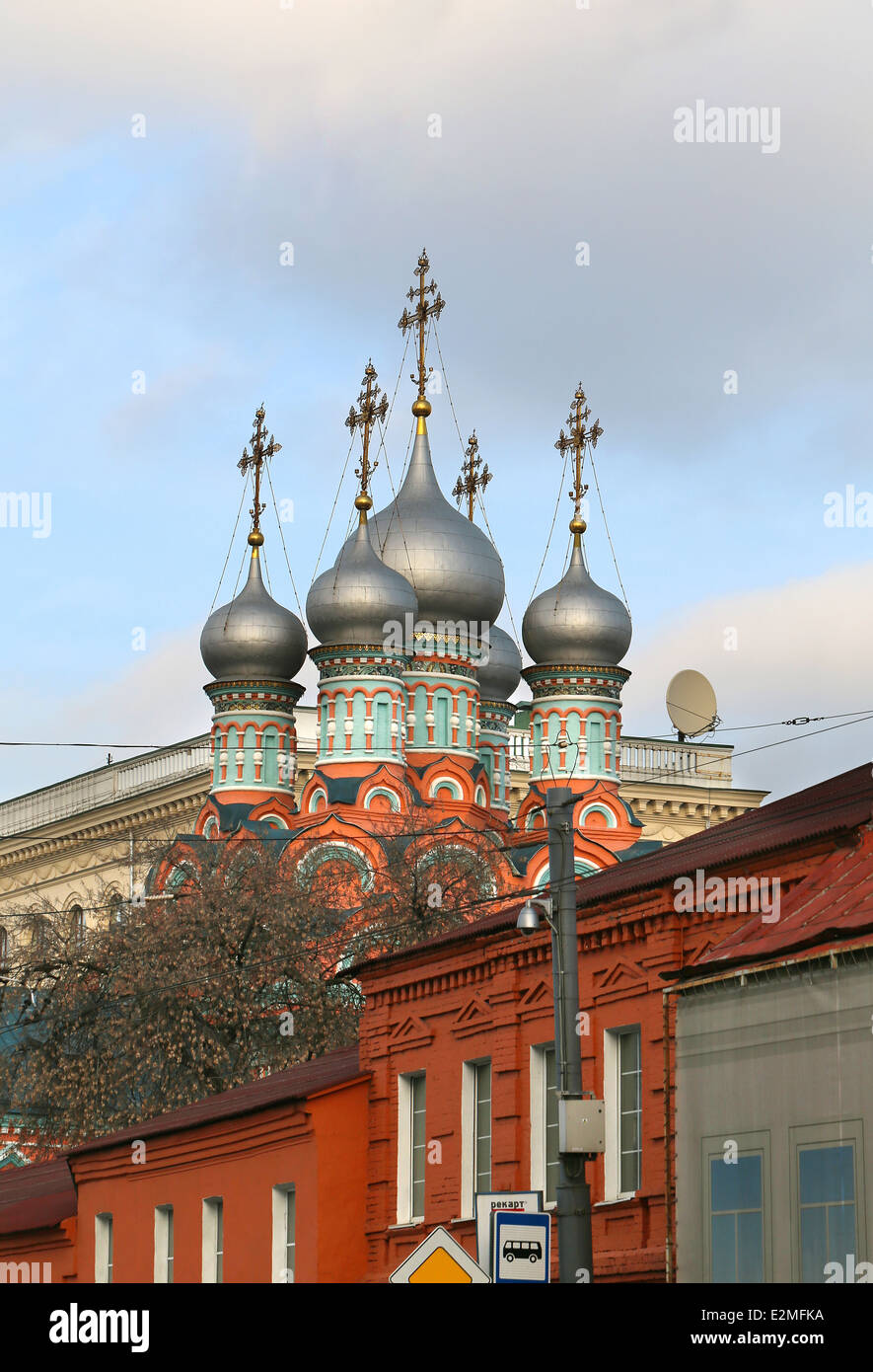 Bella chiesa a Mosca su uno sfondo di cielo blu Foto Stock