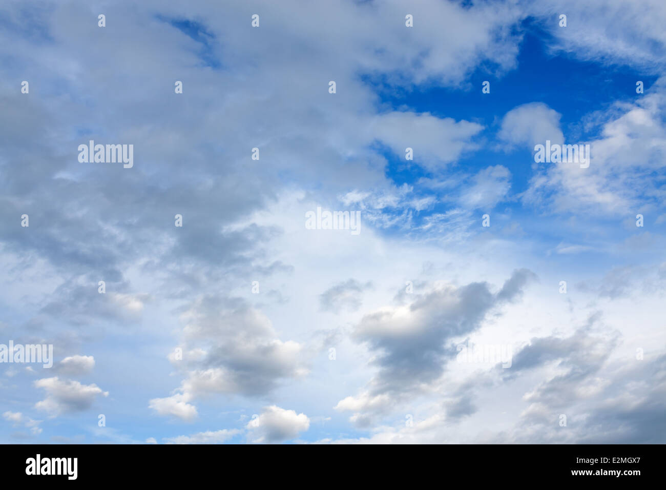 Sfondo del cielo blu con nuvole bianche Foto Stock
