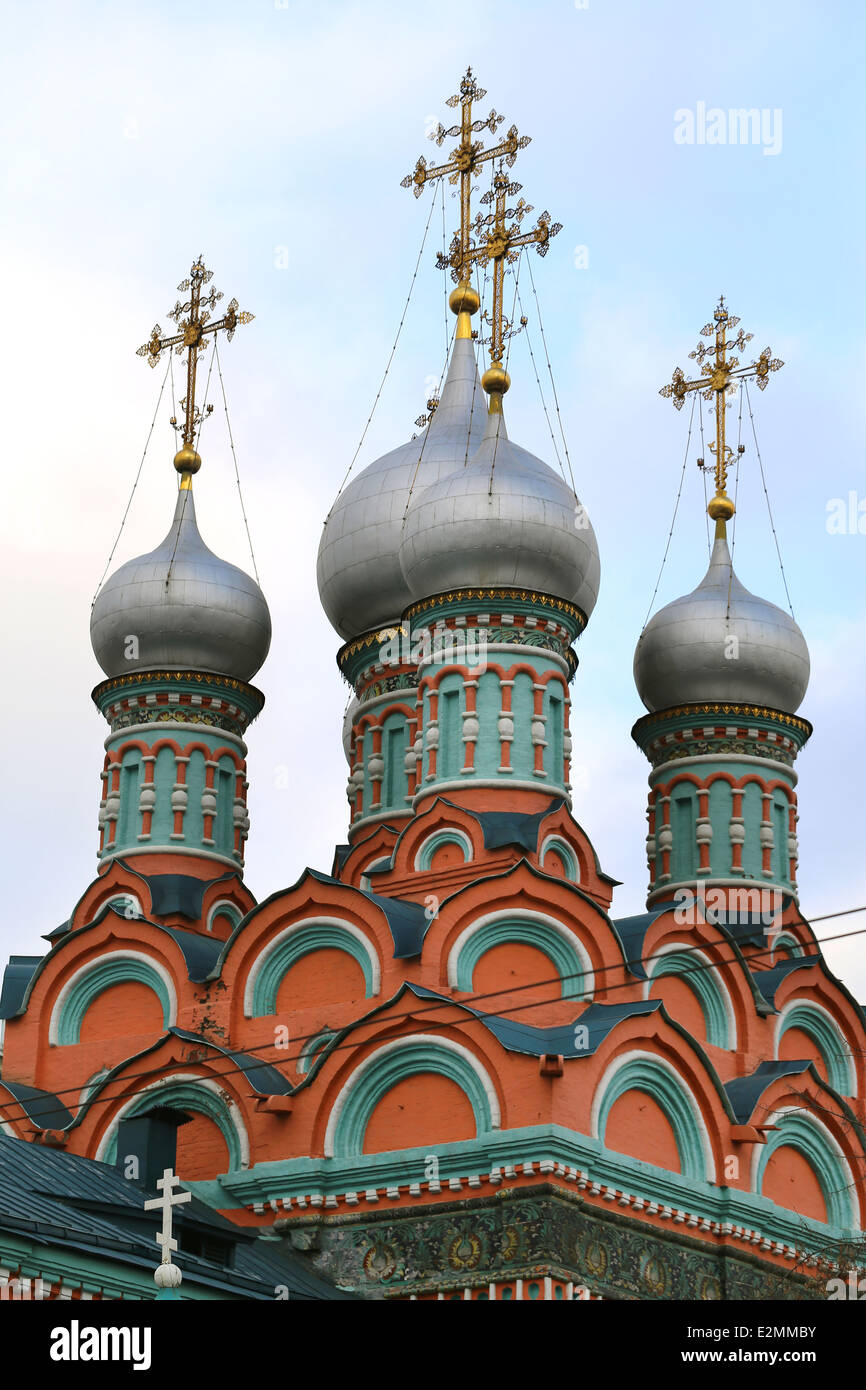 Bella chiesa a Mosca su uno sfondo di cielo blu Foto Stock