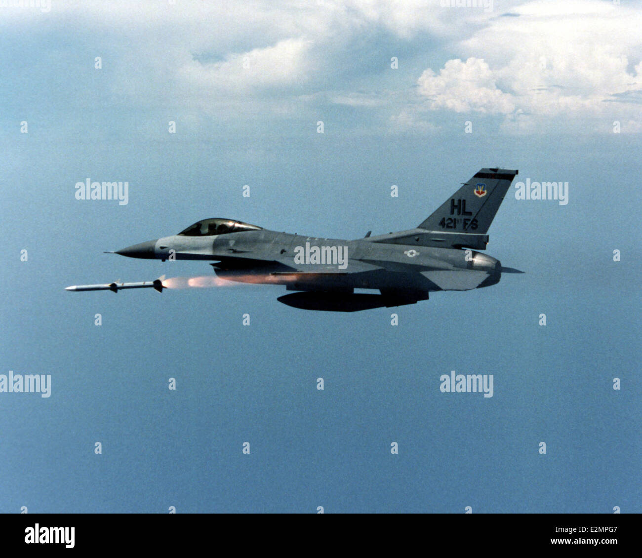 F-16 rilascia una AIM-120 Advanced Medium Range missile air-air Foto Stock