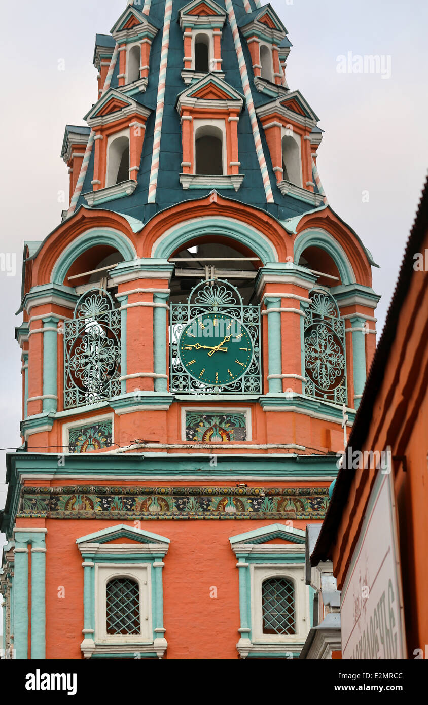 Frammento del campanile con orologio a Mosca Foto Stock