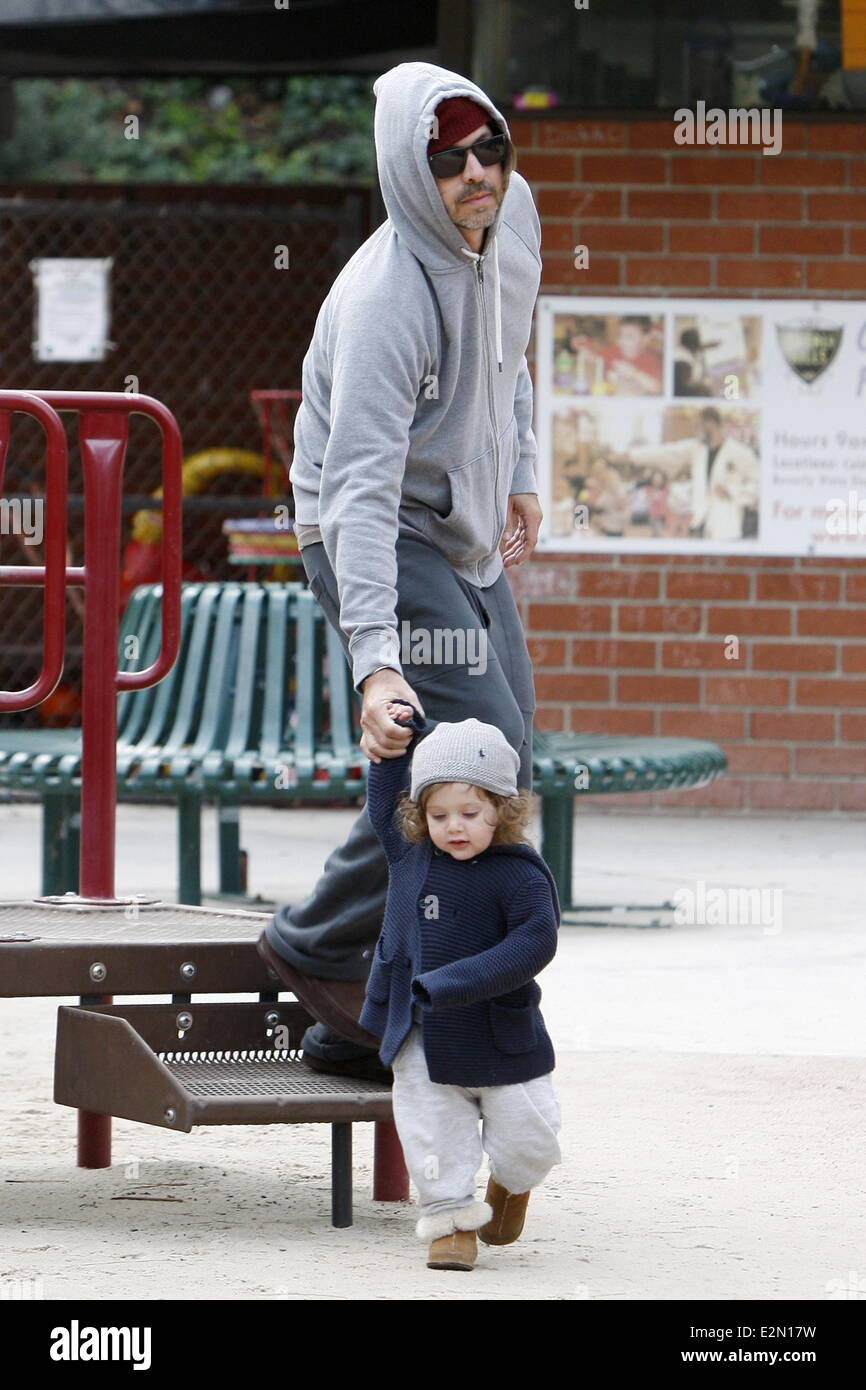 Roger Berman prende il suo figlio Skyler del parco di Beverly Hills. Poco Skyler sembrava super cute in una maglia beanie hat e abbottonata felpa. Dotato di: Skyler Berman dove: Beverly Hills, in California, negli Stati Uniti quando: 06 Gen 2013 Foto Stock