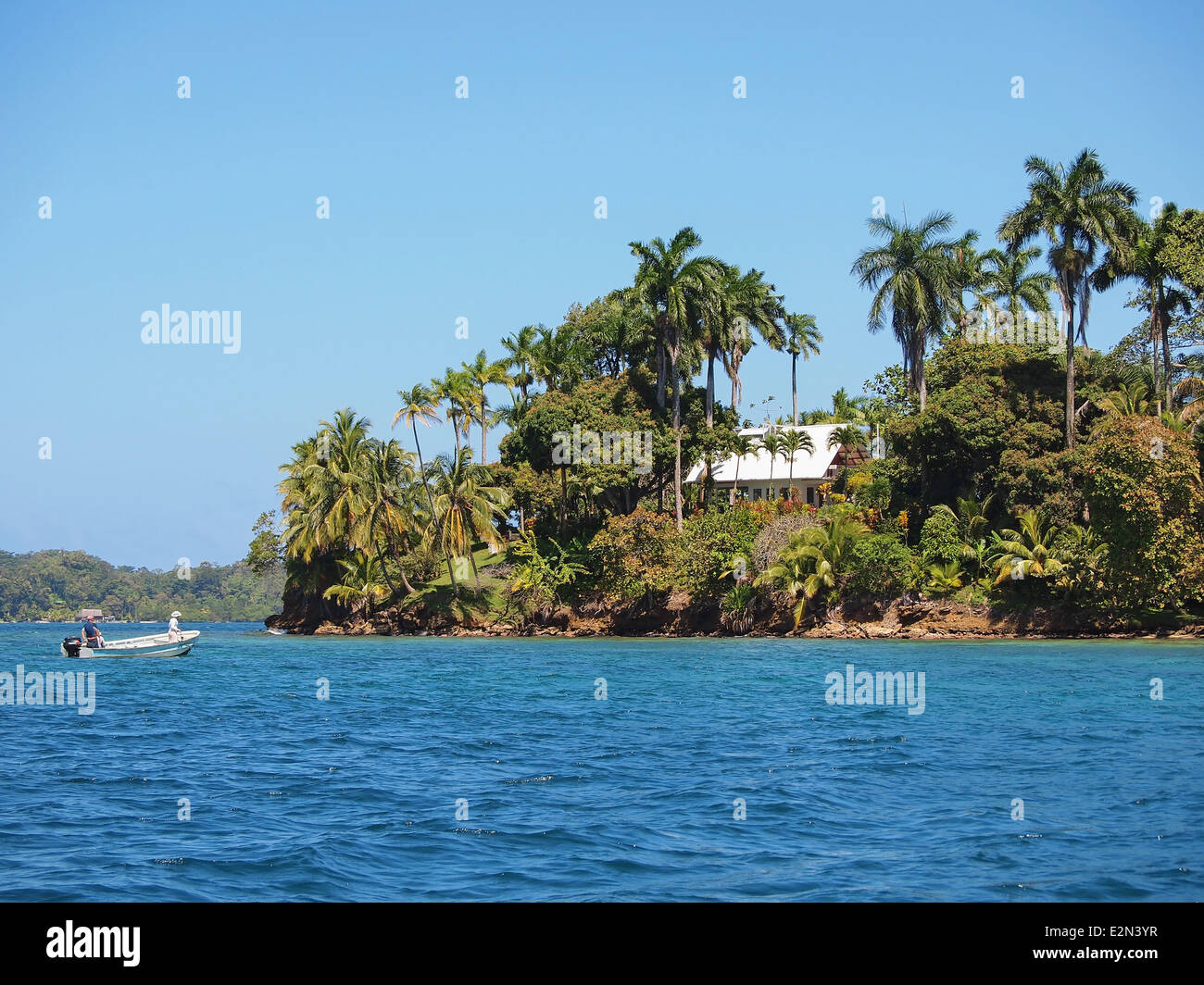 Casa tropicale con vegetazione bellissima su un isola nel mare dei Caraibi, Bocas del Toro, Panama Foto Stock