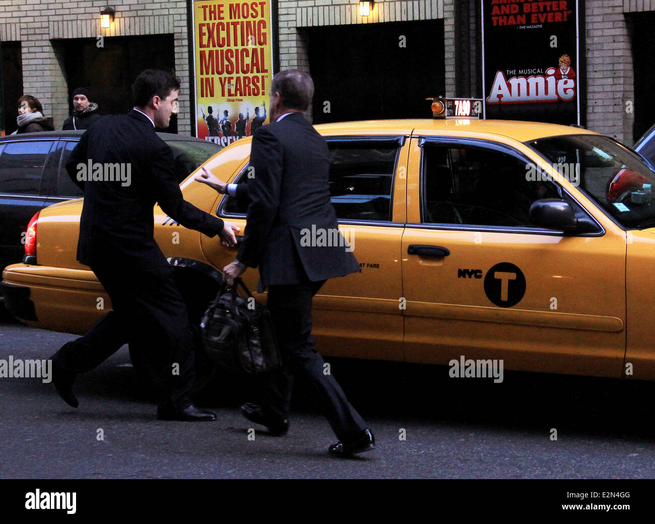 Brian Williams combatte per una cabina in una scenetta alla Ed Sullivan Theater per 'Il Late Show con David Letterman' dotata di: Brian Williams dove: New York City, NY, Stati Uniti quando: 08 Gen 2013 Foto Stock