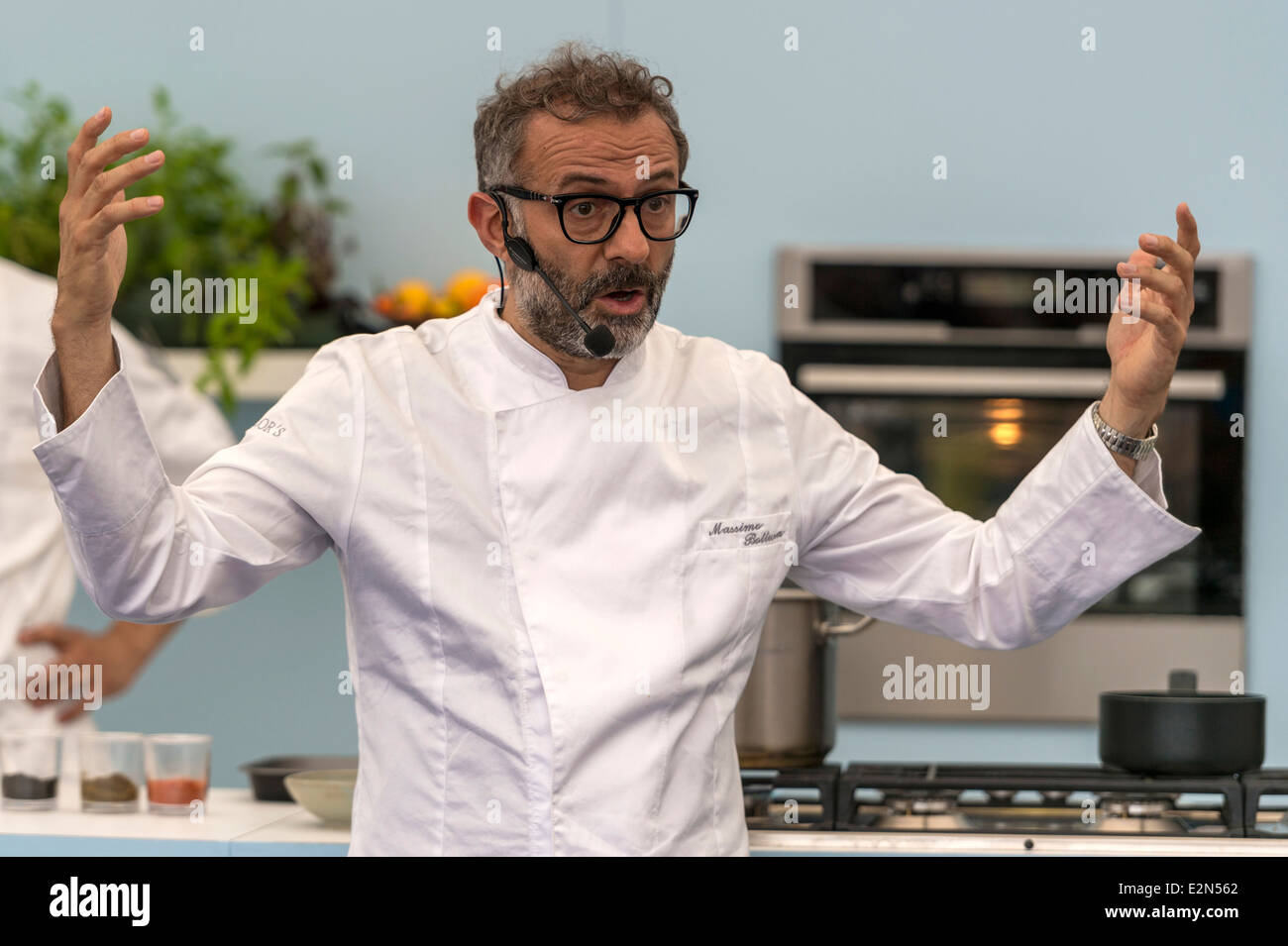 Massimo Bottura è lo chef patron del 3 stella Michelin e mondo è terzo miglior ristorante Osteria Francescana in Italia. Foto Stock