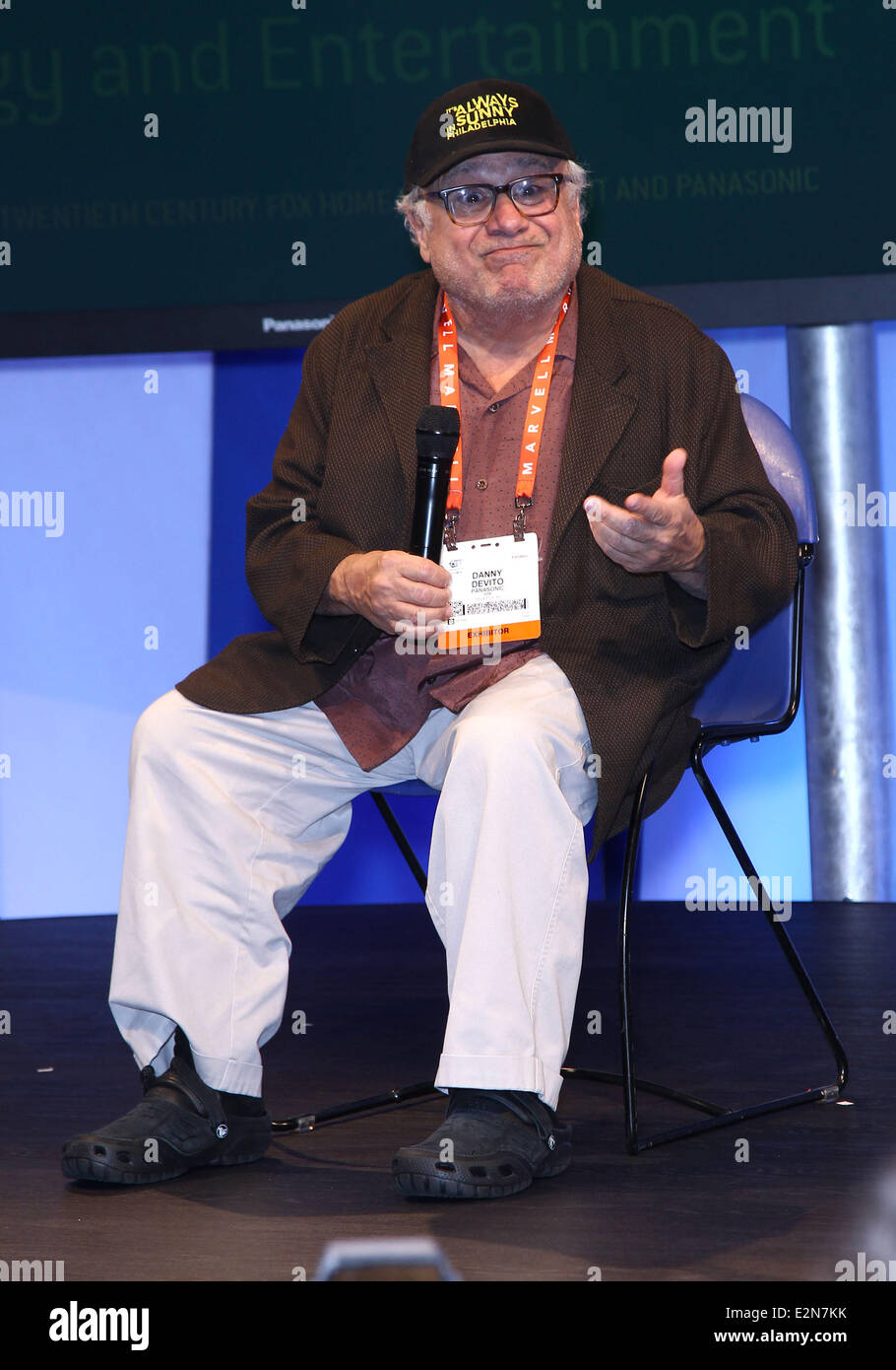 Danny Devito prende le sue scarpe e calze durante un aspetto al Panasonic stand 2013 Consumer Electronics Show con: Danny Devito dove: Las Vegas, Nevada, Stati Uniti quando: 09 Gen 2013 Foto Stock