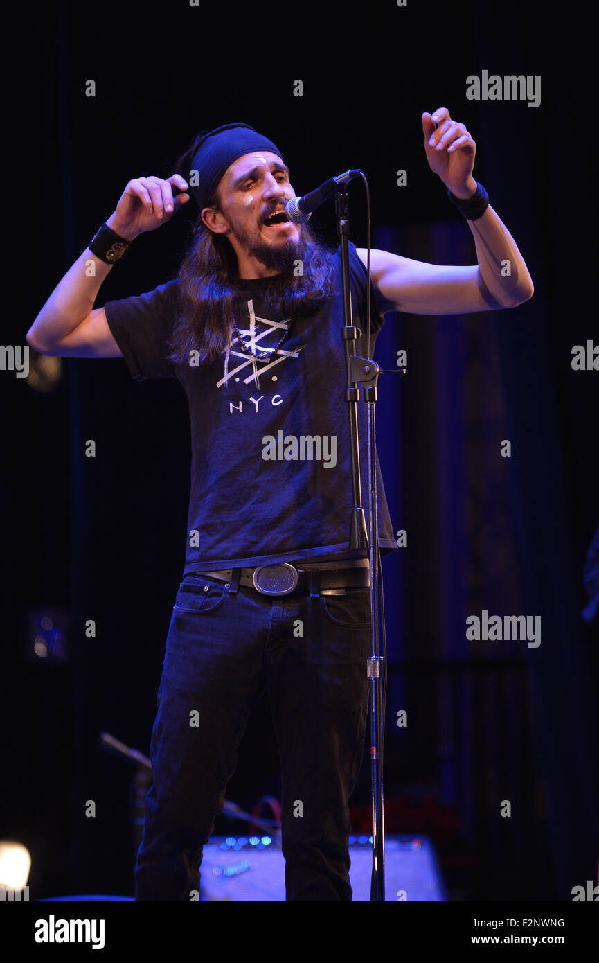 Salvko Bosnjak del Gypsy punk band Bad Buka esegue presso la John F. Kennedy Center per le Arti dello Spettacolo con: Salvko Bosnjak Foto Stock