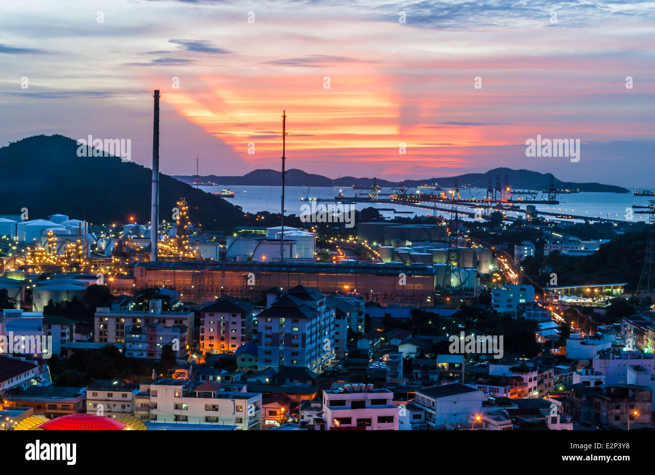 Raffineria di petrolio fabbriche accanto a Seaport tramonto st. Foto Stock