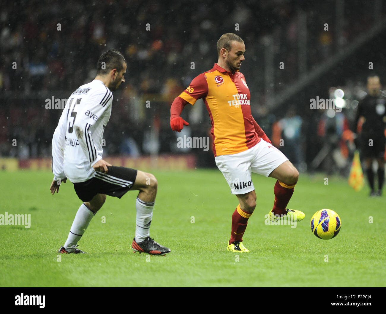 Nuova firma di Wesley Sneijder fa il suo debutto della lega per Galatasary nel derby di Istanbul contro il Besiktas. Il Galatasaray ha vinto la partita 2-1. Dotato di: Wesley Sneijder dove: Istanbul, Turchia quando: 27 Gen 2013 **** Foto Stock