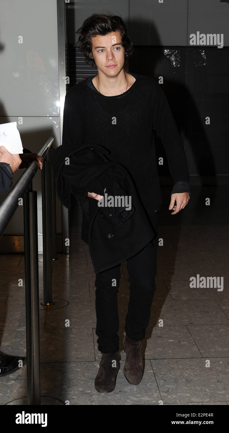 Una direzione Harry Styles arriva all'aeroporto di Heathrow che indossa una  maglia nera ponticello e skinny jeans con: Harry stili dove: Londra, Regno  Unito quando: 28 Gen 2013 Foto stock - Alamy