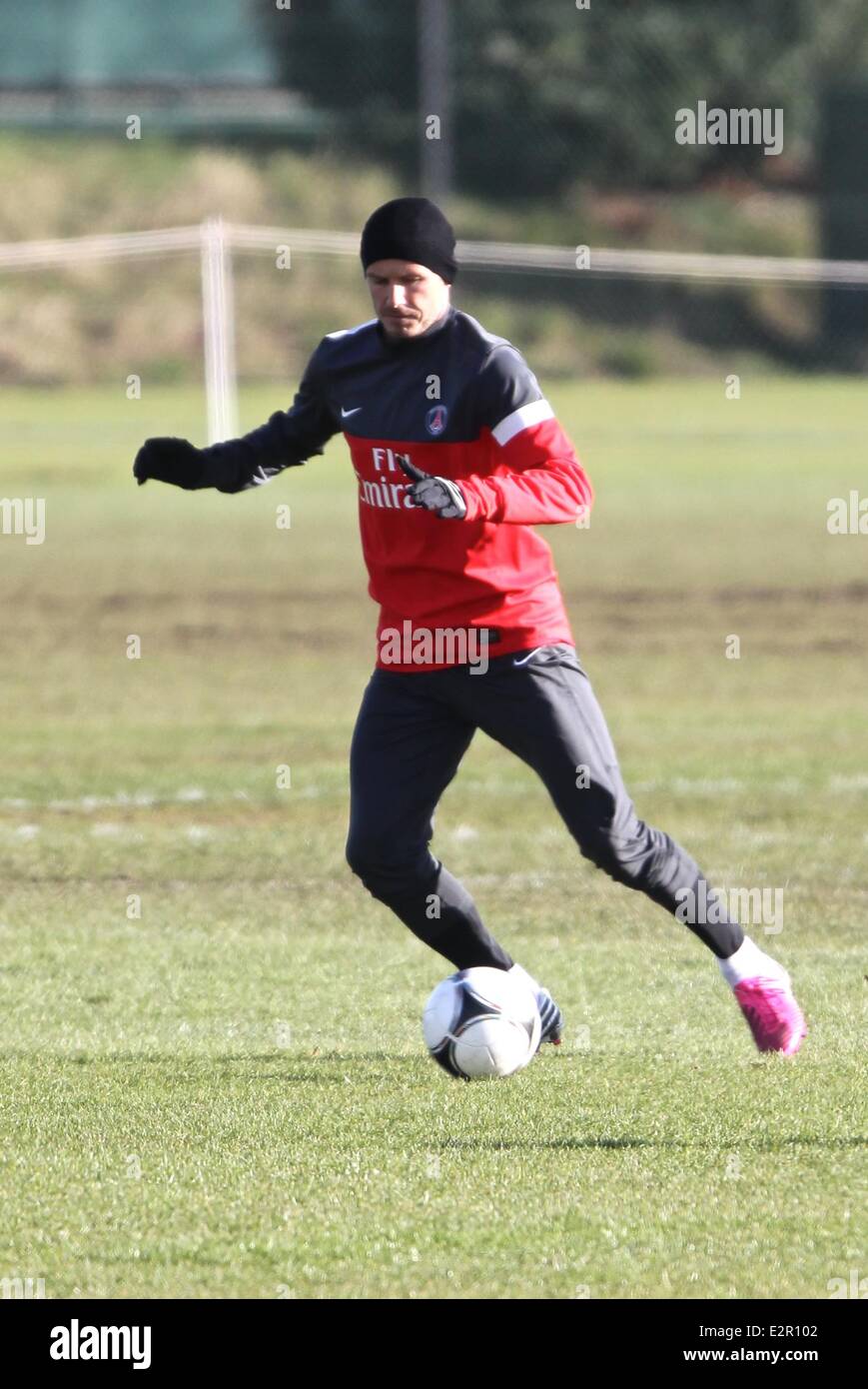 David Beckham sembra di buon umore come egli treni in rosa Adidas