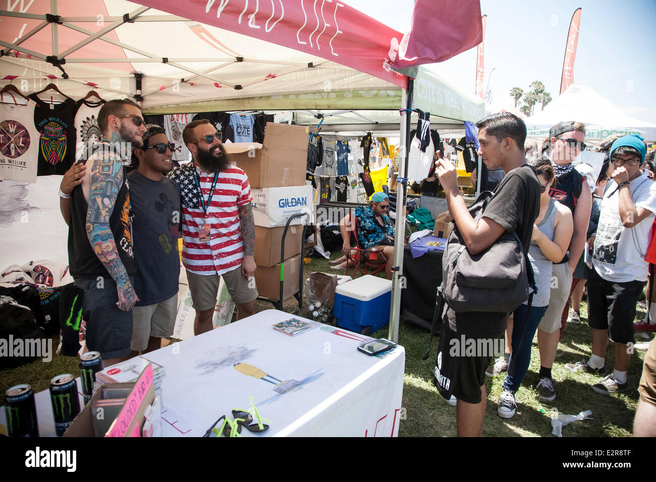 Pomona, CA, Stati Uniti d'America. Xx Giugno, 2014. Questa vita selvaggia ottenere le loro foto scattata con una ventola al Vans warped tour. Migliaia di giovani musica alternativa ventole acceso per gli Stati Uniti è solo touring festival, alla sua Los Angeles-area sosta in Pomona, California. Il festival tour prosegue domani a Mountain View, CA, Stati Uniti d'America e le finiture in agosto a Denver, CO, Stati Uniti d'America. Credito: Andie Mills/Alamy Live News Foto Stock