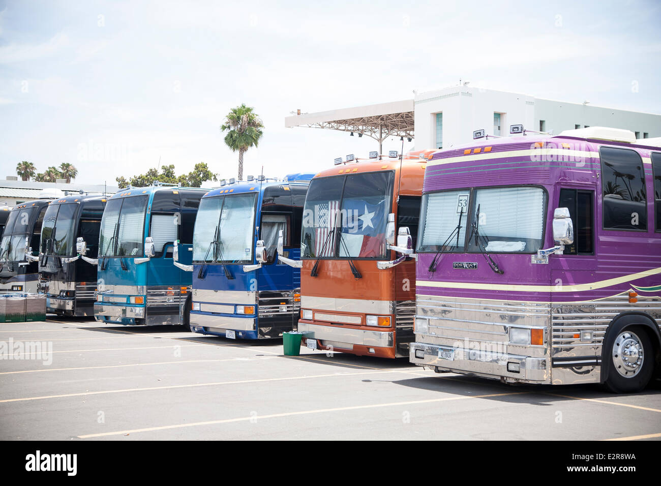 Pomona, CA, Stati Uniti d'America. Xx Giugno, 2014. Autobus parcheggiato al Vans warped tour. Migliaia di giovani musica alternativa ventole acceso per gli Stati Uniti è solo touring festival, alla sua Los Angeles-area sosta in Pomona, California. Il festival tour prosegue domani a Mountain View, CA, Stati Uniti d'America e le finiture in agosto a Denver, CO, Stati Uniti d'America. Credito: Andie Mills/Alamy Live News Foto Stock