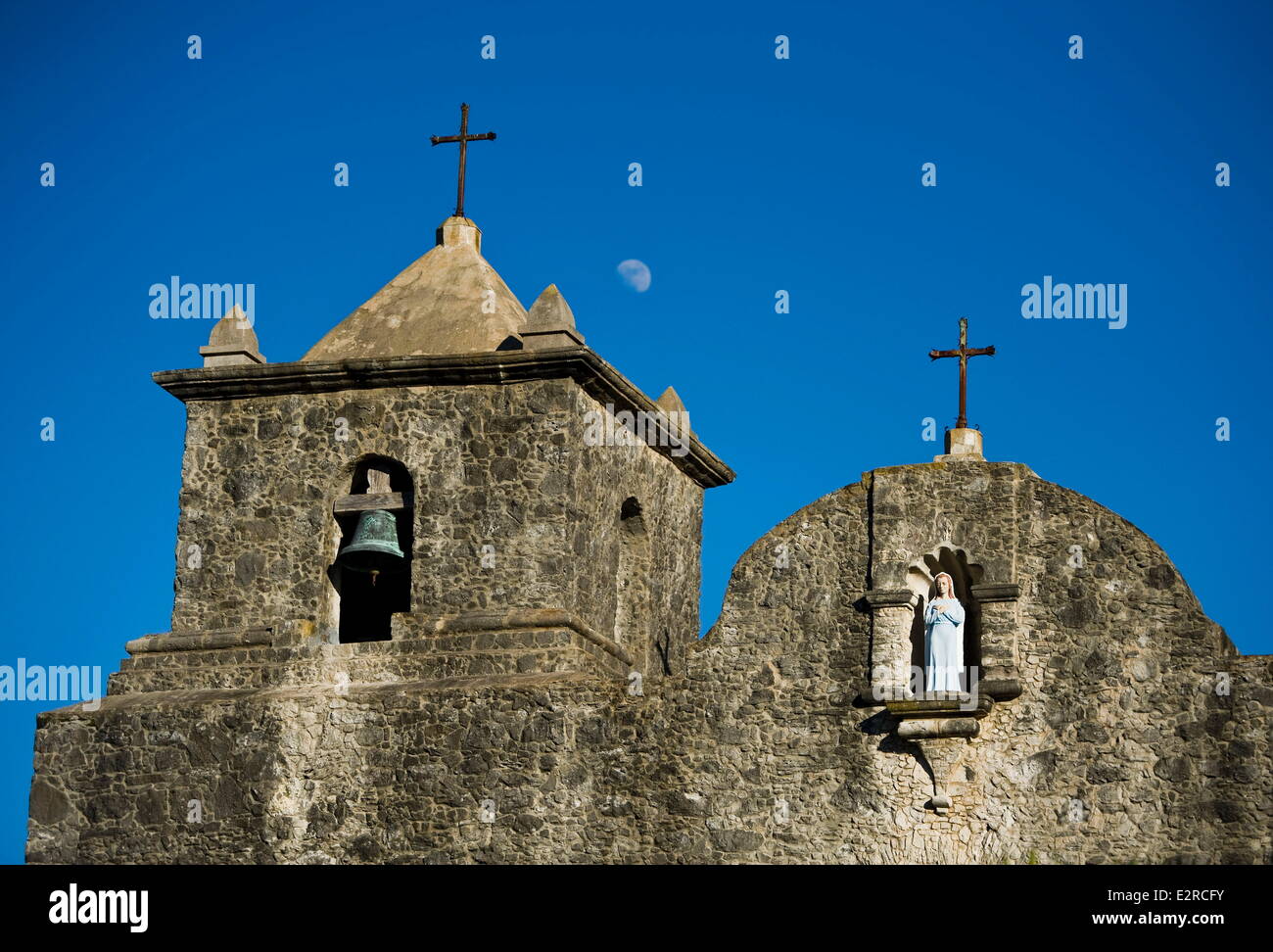 Goliad, Texas, Stati Uniti d'America. Xi gen, 2014. La cappella a Presidio La Bahia in Goliad, Texas. Il forte spagnolo è stato costruito nel 1747 sul fiume Guadalupe, ma poi spostata verso il fiume San Antonio per la sua attuale posizione nel 1767. Esso è servito come un importante hub militare durante la rivoluzione del Texas e finalmente cadde all'esercito messicano quando Col. James Fannin era costretto a cedere il 20 marzo 1836, due giorni dopo la caduta dell'Alamo. Quando Texians restituiti per la Bahia del 27 marzo 1836, solo a metà e bruciato unburied corpi dei soldati è rimasto. Quel giorno divenne noto come il massacro di Goliad. (Credito Im Foto Stock