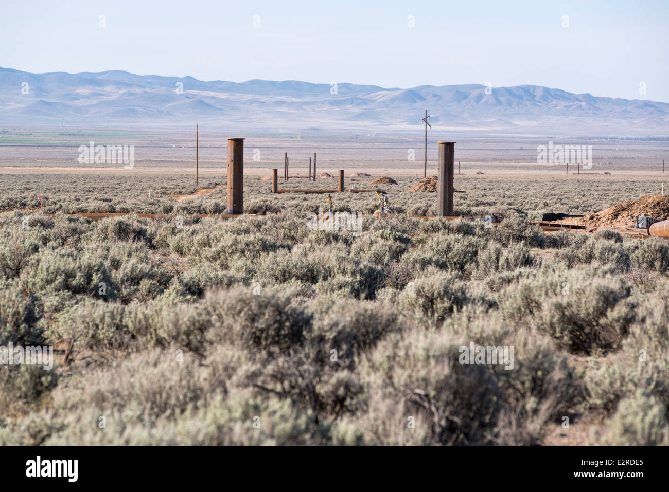 La trasmissione di energia elettrica della torre installate basi il grande bacino, nel deserto dello Utah. Foto Stock