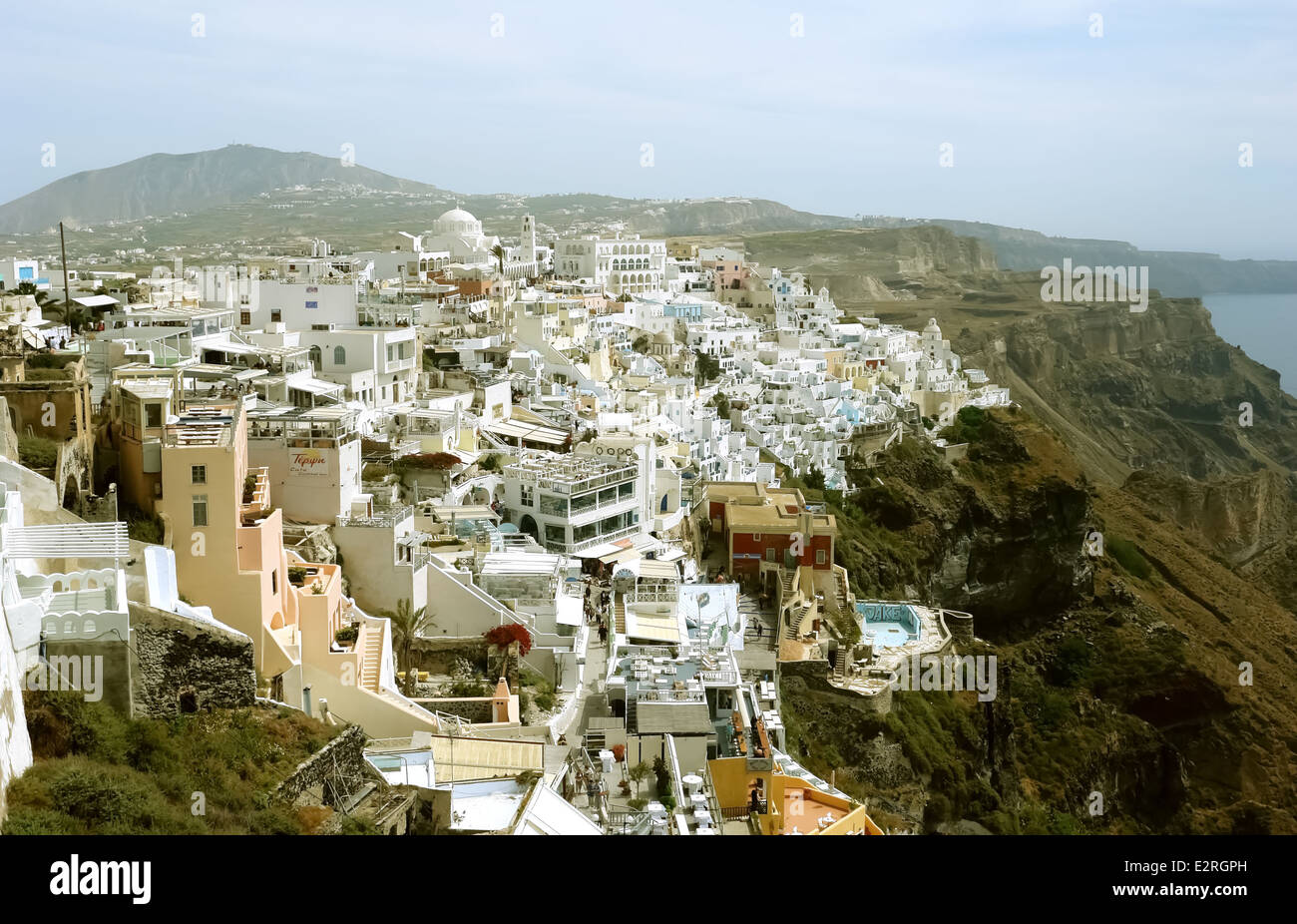 Paesaggio con edifici su terrazze a Thira town sull isola di Santorini. Foto Stock