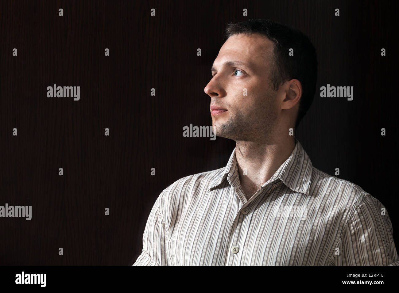 Ritratto di giovane uomo caucasico sopra lo sfondo nero Foto Stock