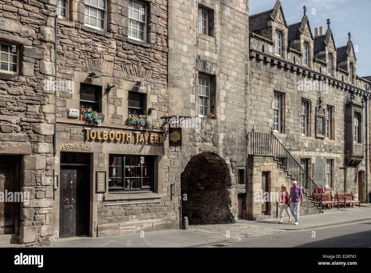 Due turisti oltrepassando la Canongate Tolbooth Tavern. Il Royal Mile di Edimburgo Foto Stock