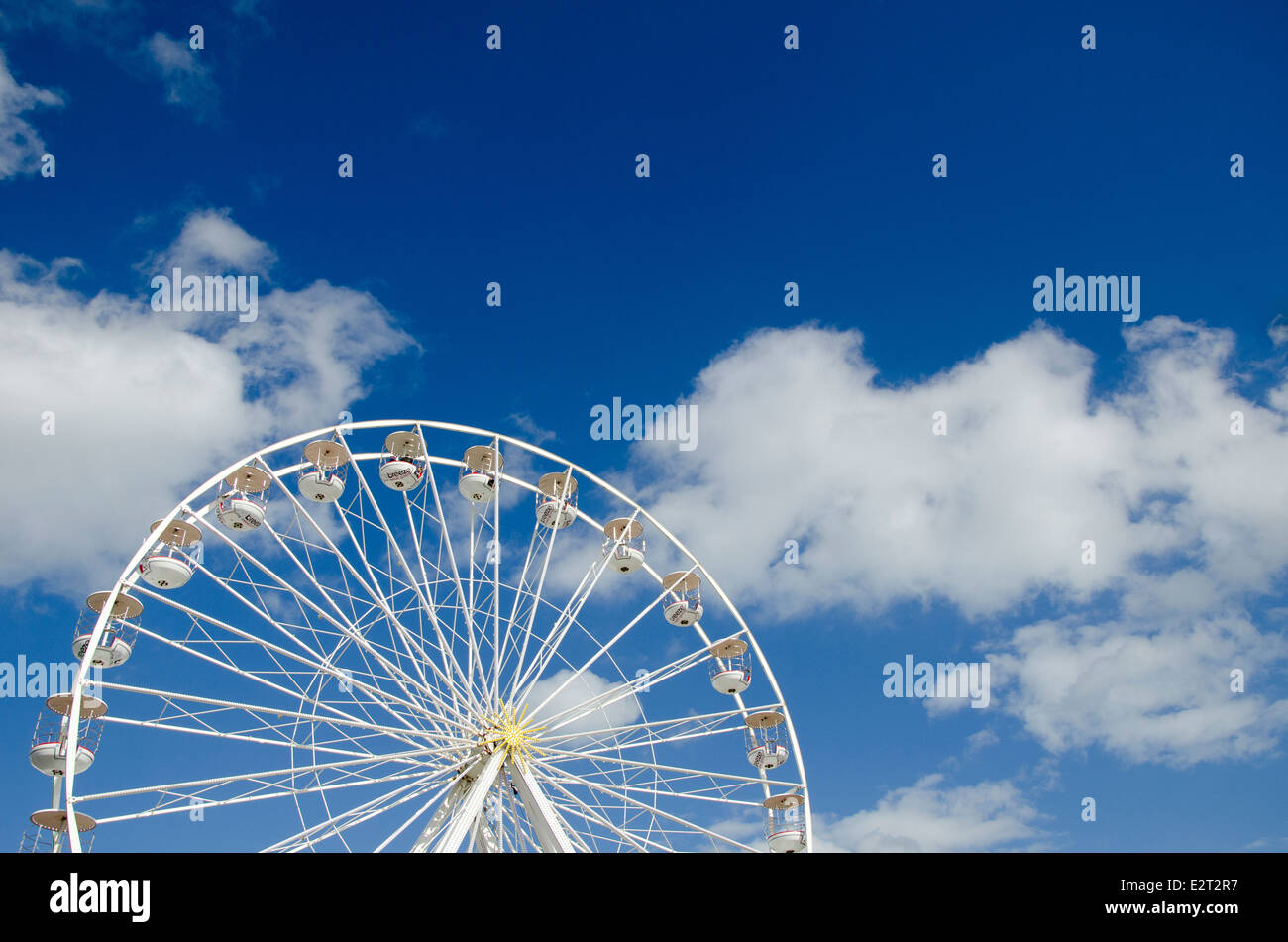 Ruota panoramica Ferris contro un cielo blu. Foto Stock