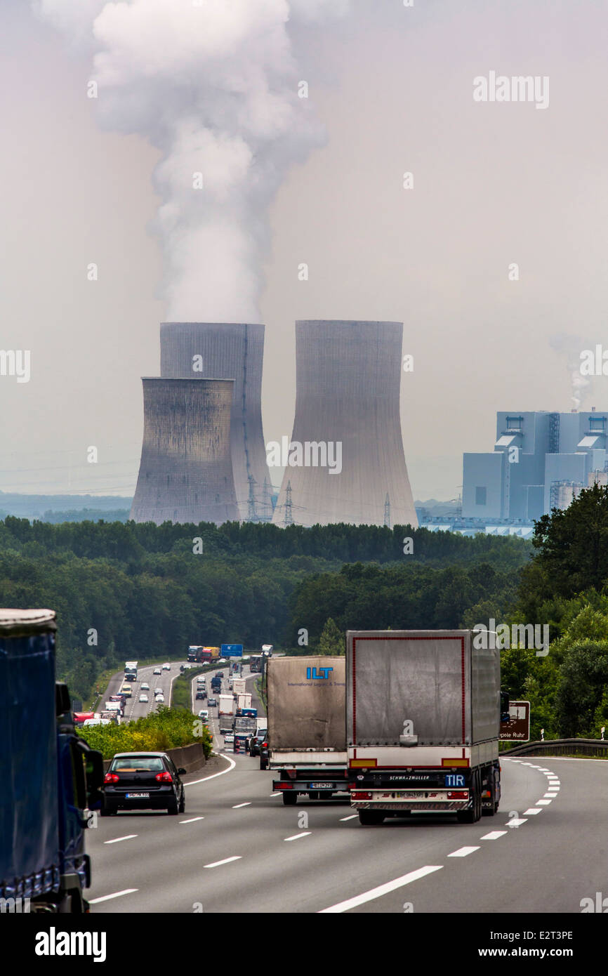 Il traffico su autostrada A2, Hamm, Germania, carbone power station Westfalen, le torri di raffreddamento, Foto Stock