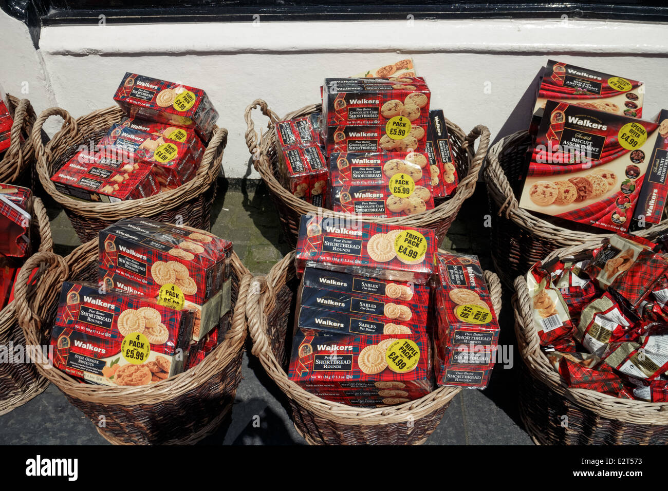 Walkers biscotti shortbread Scozzesi sul display in cesti nella parte anteriore di un turista regali sul Royal Mile di Edimburgo Foto Stock