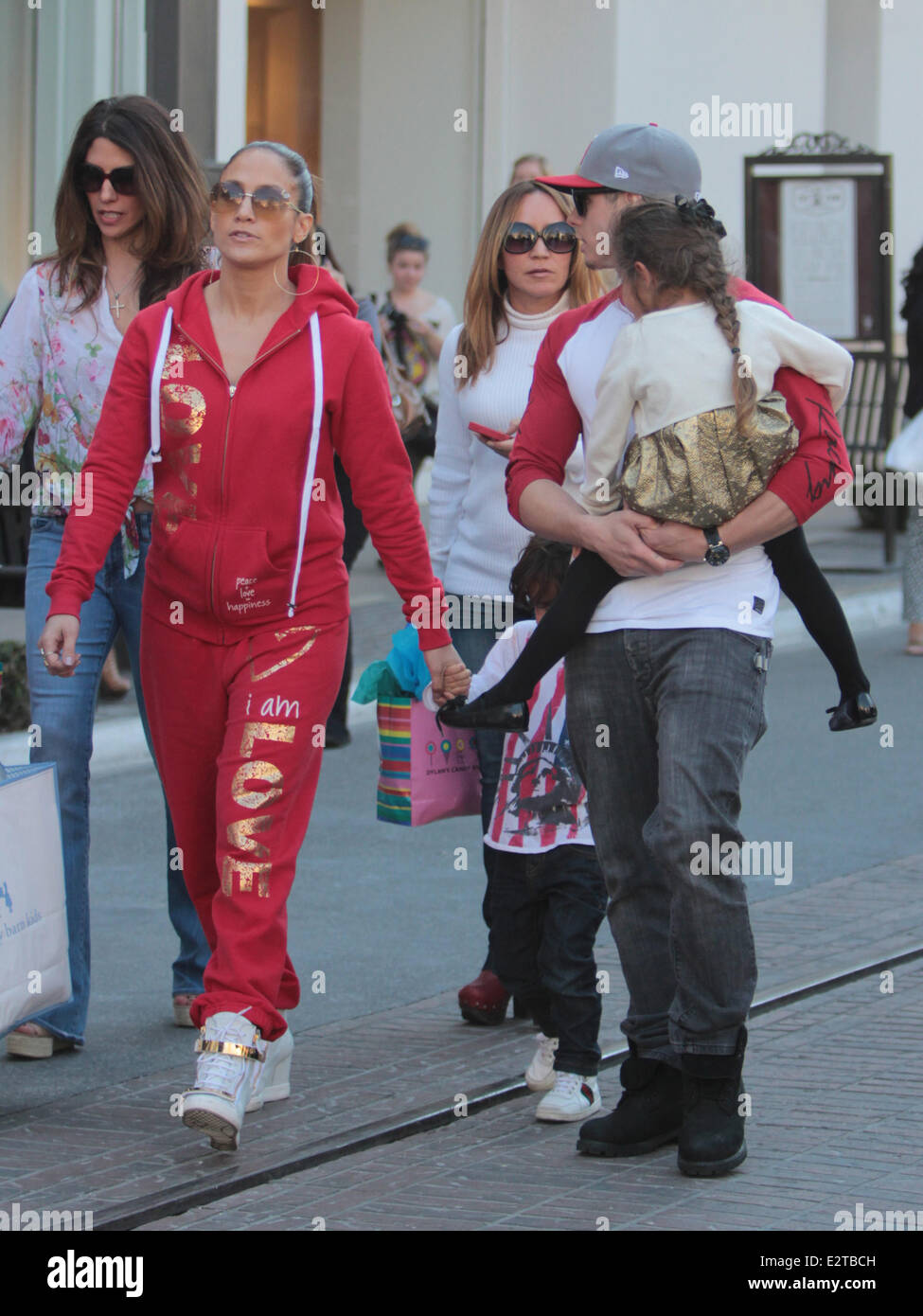 Jennifer Lopez Visto Con La Sua Famiglia Lo Shopping Al Grove Nella jennifer-lopez-visto-con-la-sua-famiglia-lo-shopping-al-grove-nella