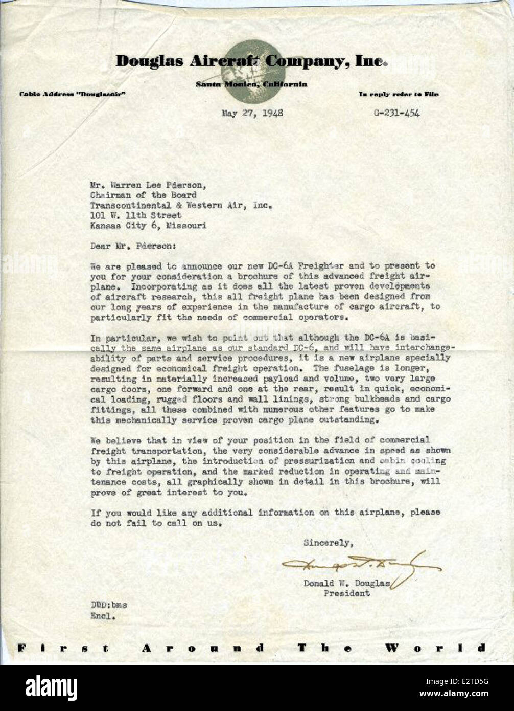 Questa fotografia, parte della collezione Donald Douglas, mostra un autografo di Donald W. Douglas, fondatore della Douglas Aircraft Company. I suoi contributi all'aviazione includono lo sviluppo di velivoli iconici come il DC-3 e il DC-9, entrambi influenzati in modo significativo dai viaggi aerei nel XX secolo. Foto Stock