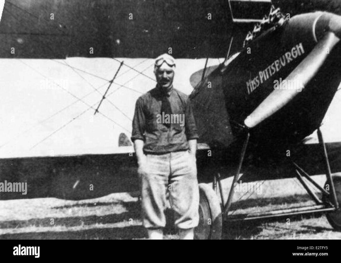 Blanche Noyes fu una figura pionieristica nel settore dell'aviazione, contribuendo in modo significativo allo sviluppo delle operazioni e delle tecnologie di volo all'inizio del XX secolo. Questa fotografia cattura la sua eredità nella storia dell'aviazione. Foto Stock