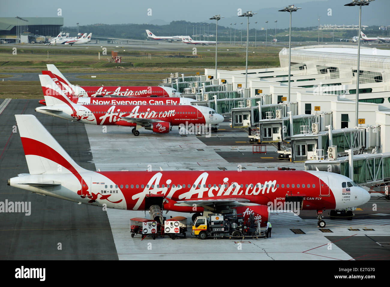 Air Asia jet aeromobili parcheggiati fuori dal nuovo Aeroporto Internazionale di Kuala Lumpur2 edifici del terminale Foto Stock