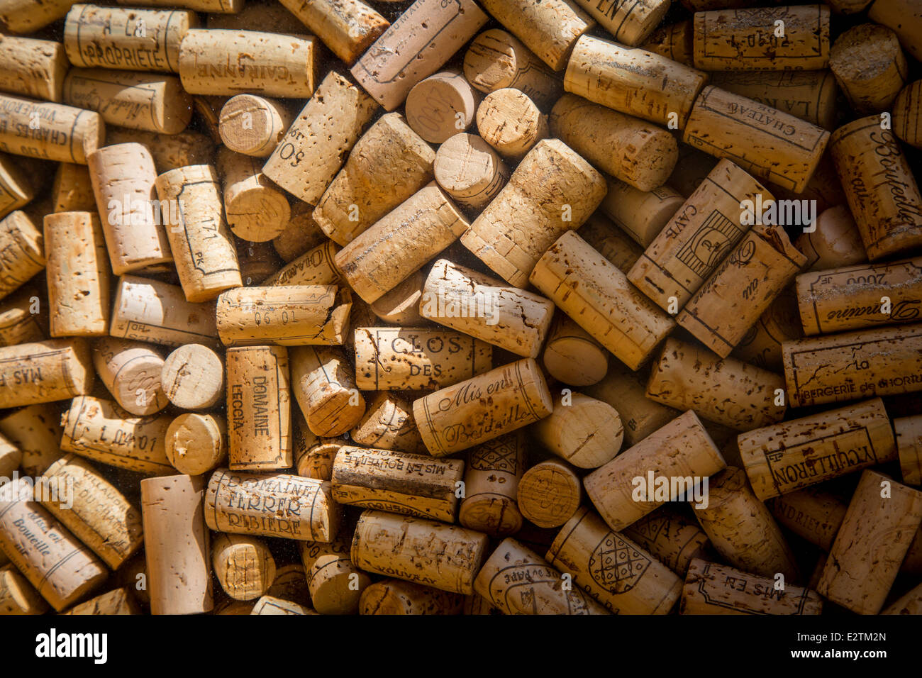 Utilizzate la bottiglia di vino tappi sul display a Saint Germain des Pres, Parigi Francia Foto Stock
