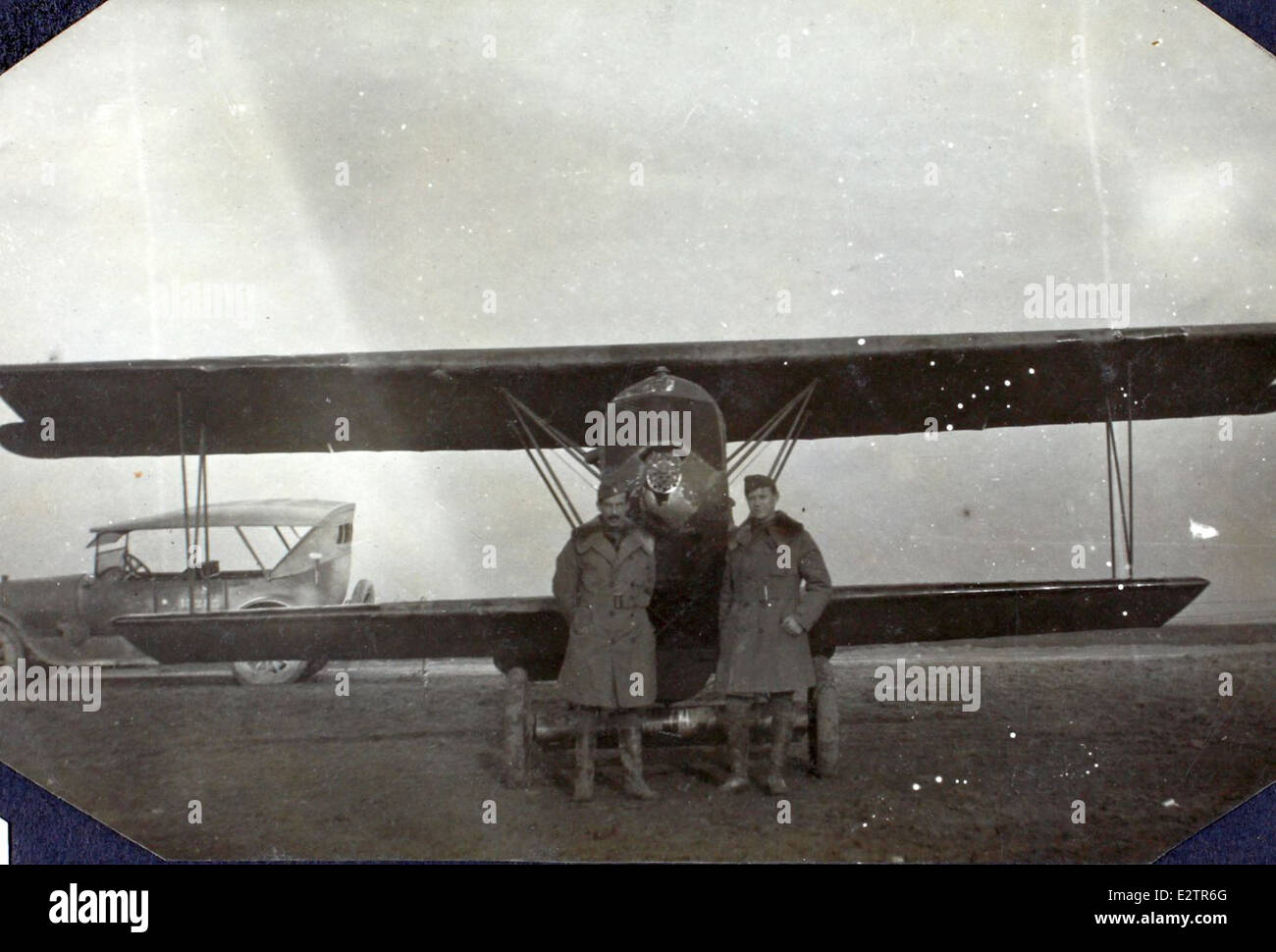 Il 96th Aero Squadron era una parte essenziale delle operazioni di combattimento aereo degli Stati Uniti durante la prima guerra mondiale le loro missioni includevano missioni di ricognizione e bombardamento, principalmente sul fronte occidentale. Questa immagine del loro album documenta il loro ruolo nella prima guerra aerea, contribuendo alla storia dell'aviazione militare durante la prima guerra mondiale. Foto Stock