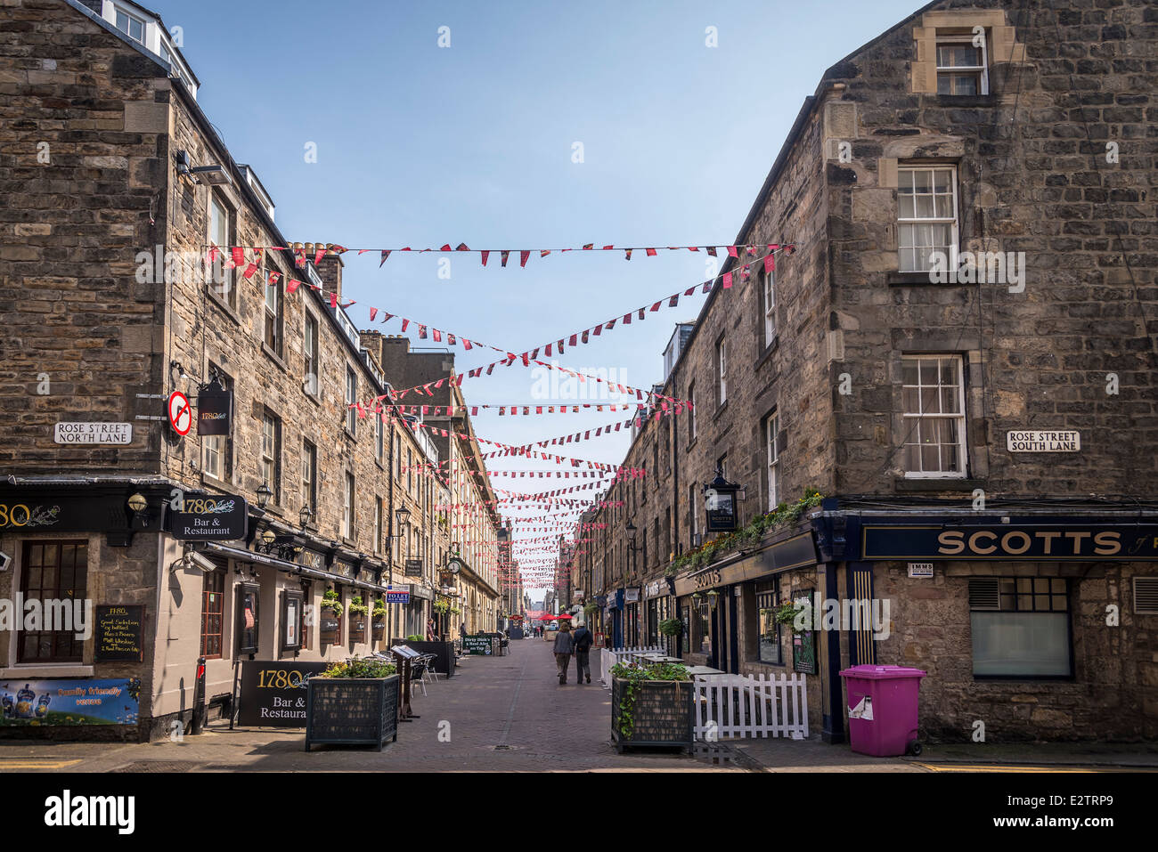 Rose Street Edinburgh New Town. Il 1780 bar sulla sinistra e Scotts sulla destra. Foto Stock