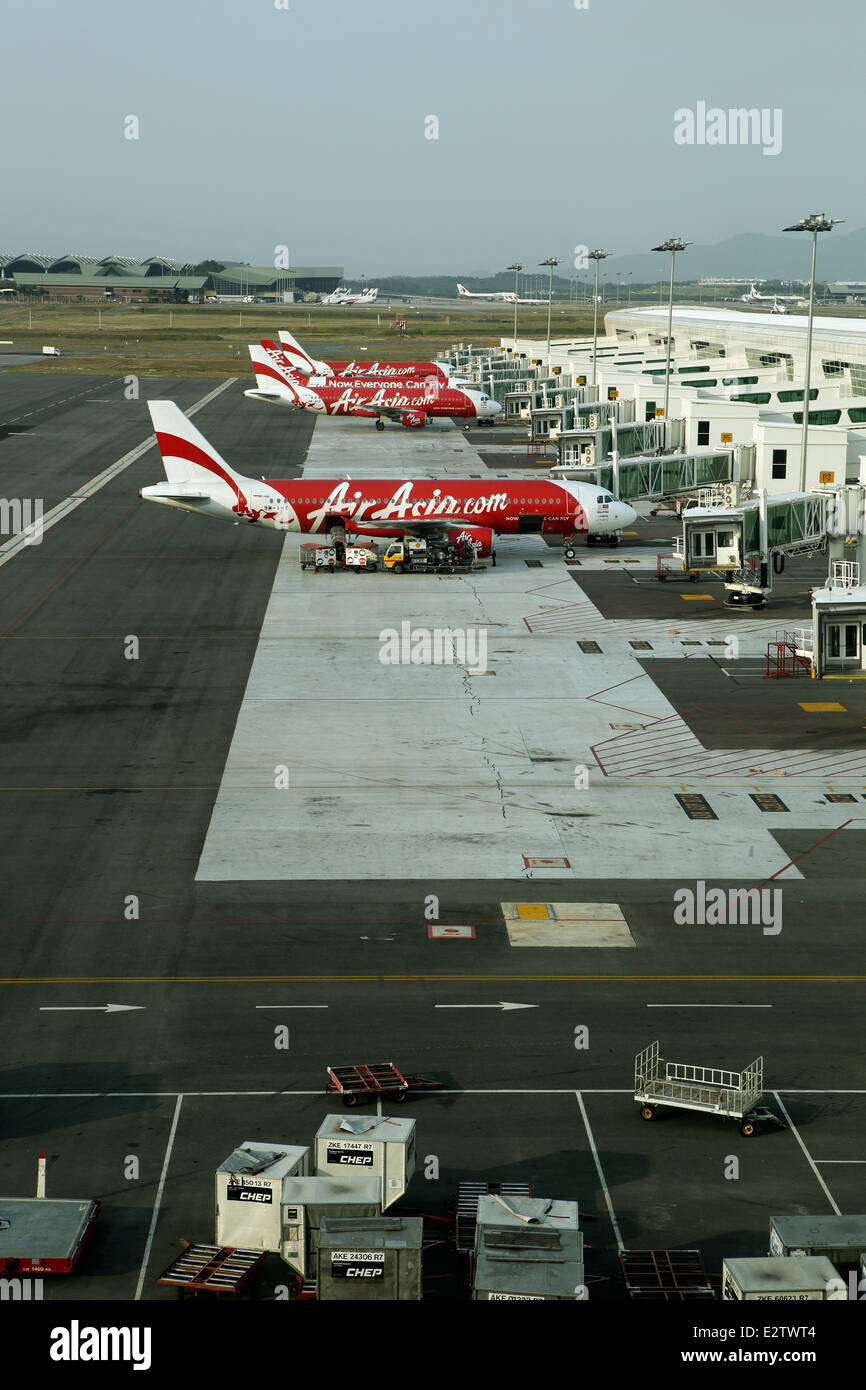 Air Asia jet aeromobili parcheggiati fuori dal nuovo Aeroporto Internazionale di Kuala Lumpur2 edifici del terminale Foto Stock