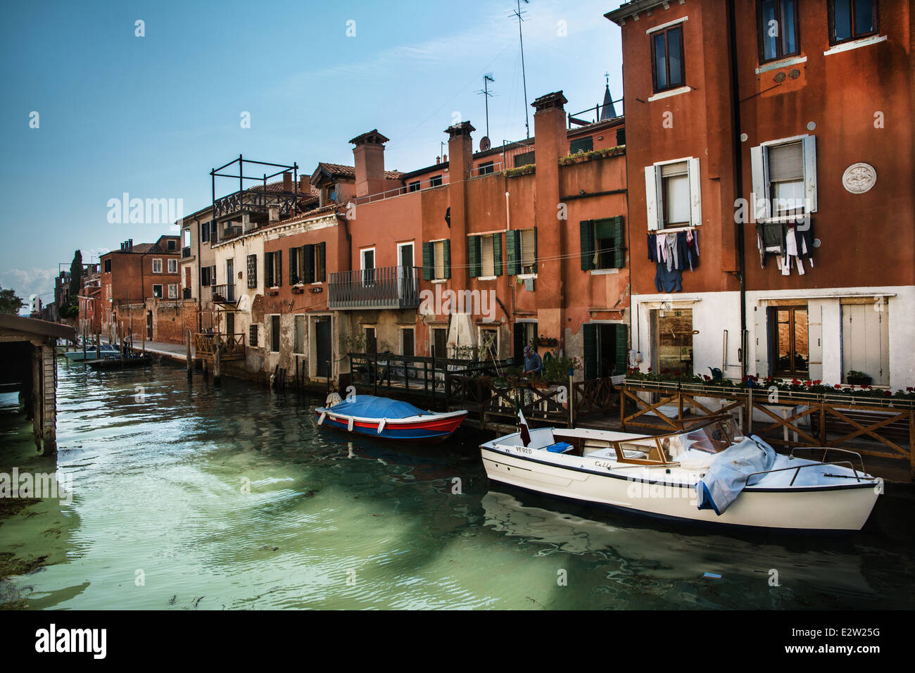 Venezia,Italia-maggio 1,2014:il paesaggio di più canale veneziano con le sue barche e case durind una giornata di sole Foto Stock