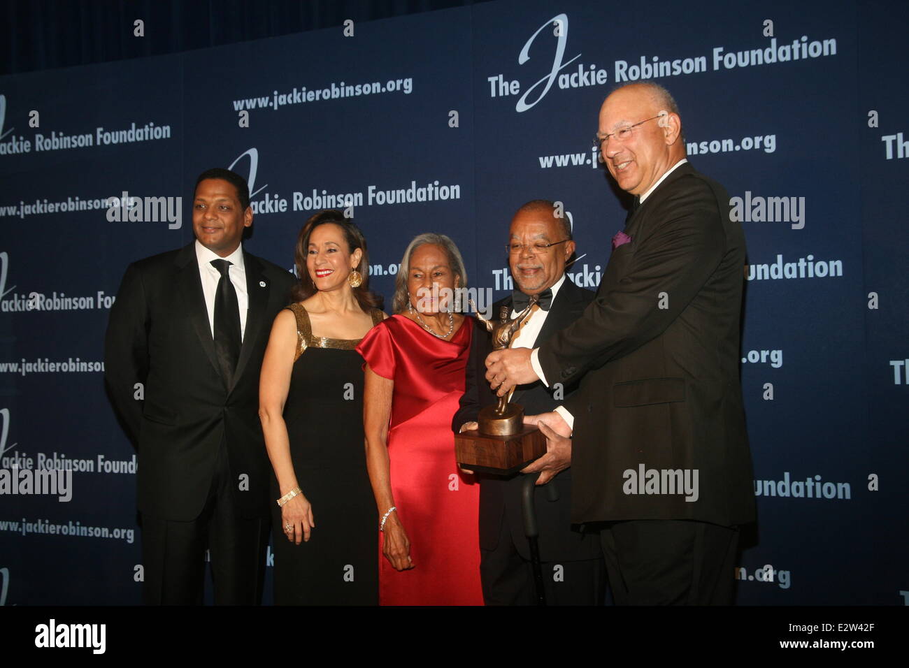 Il Jackie Robinson Foundation premi annuali la cena presso il Waldorf Astoria offre: Gregg Gonsalves,Della Britton Baeza,Rachel Robinson,dott. Henry Louis Gates,JR,Leonard C. Coleman,Jr dove: la città di New York, New York, Stati Uniti quando: 04 Mar 2013 Foto Stock Il Jackie Robinson Foundation premi annuali la cena presso il Waldorf Astoria offre: Gregg Gonsalves,Della Britton Baeza,Rachel Robinson,dott. Henry Louis Gates,JR,Leonard C. Coleman,Jr dove: la città di New York, New York, Stati Uniti quando: 04 Mar 2013 Foto Stock