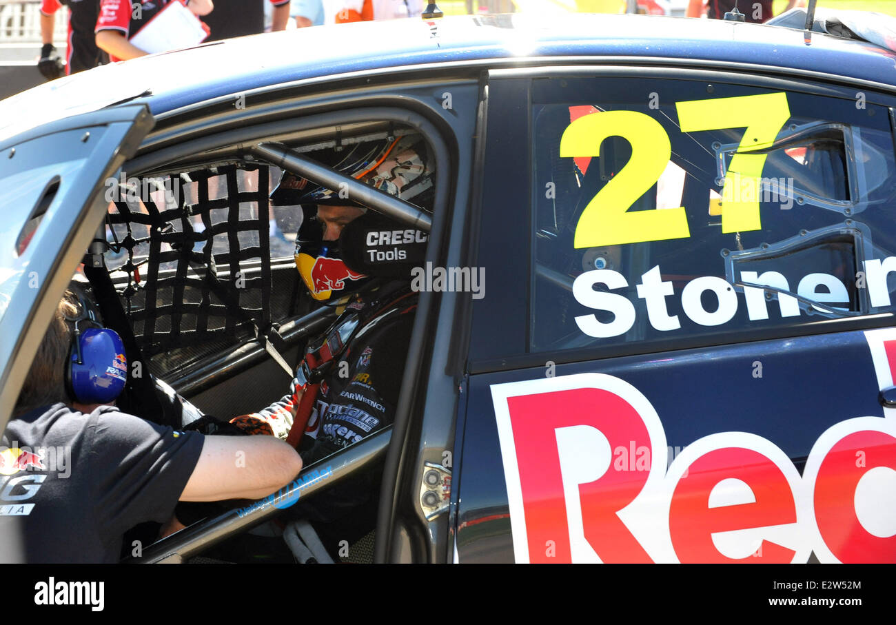 Casey Stoner ha avuto risultati contrastanti nella sua prima gara V8 Supercar gara al 2013 Clipsal 500. Un incidente in gara uno ha visto Stoner iniziare dalla parte posteriore del campo per gara due. L'ex Moto GP Campione del Mondo, caricato tramite il campo al traguardo appena al di fuori del th Foto Stock